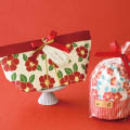 赤い椿の舟形ペーパーバッグや布製巾着でつくる花柄ギフトラッピング