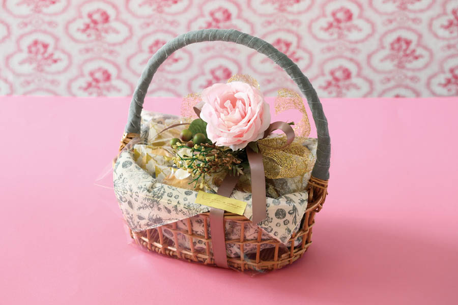 ボタニカルアート柳バスケットを使った花柄ラッピングアイデア