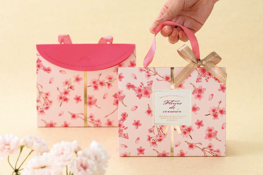桜デザインのフラップバッグを使った春のギフトラッピングアイデア