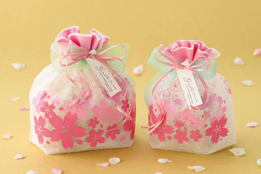 桜デザインの不織布巾着を使った春のギフトラッピングアイデア