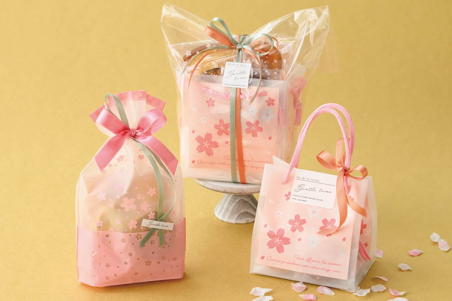 桜デザインのキューブバッグや巾着バッグを使った春のギフトラッピングアイデア