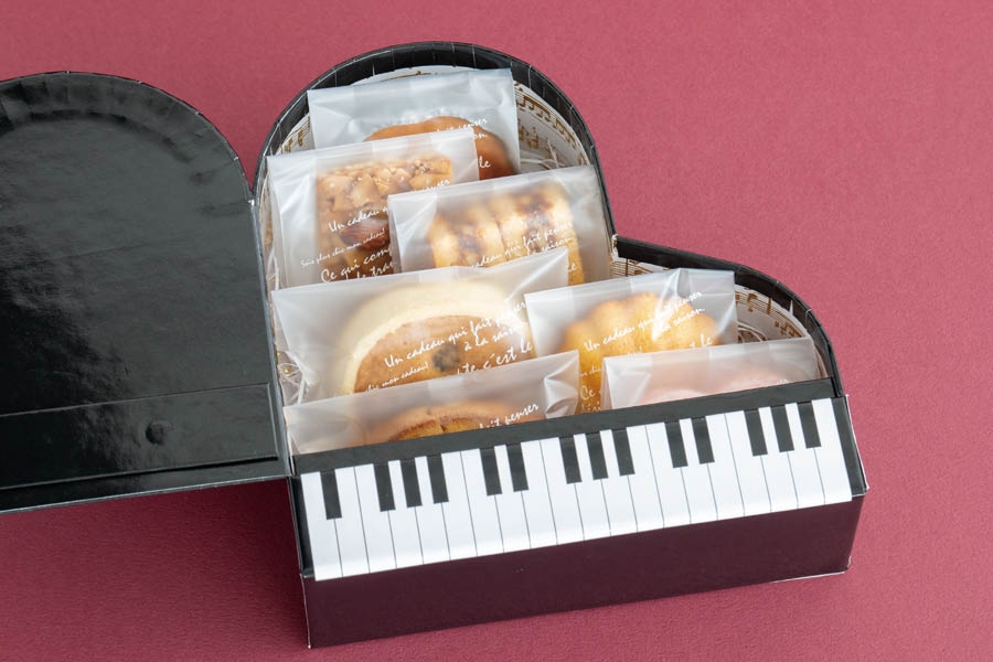 ピアノデザインの貼箱に焼菓子を7個いれたところ