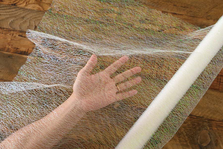 飾られたガラス花瓶が部屋に飾られている