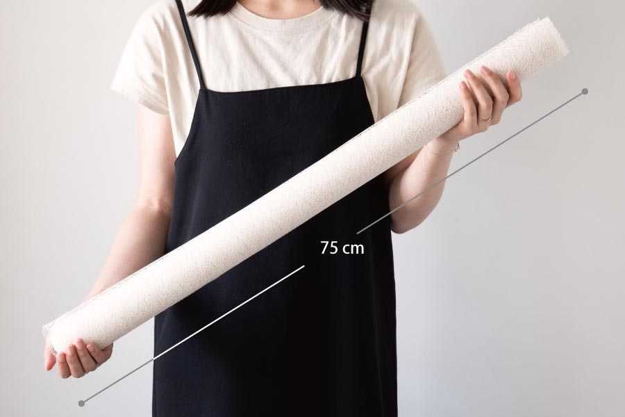 飾られたガラス花瓶が部屋に飾られている