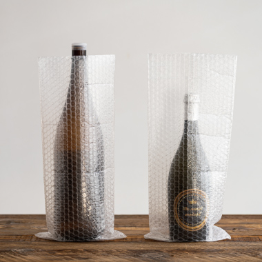 エア緩衝材にボトルを入れている写真