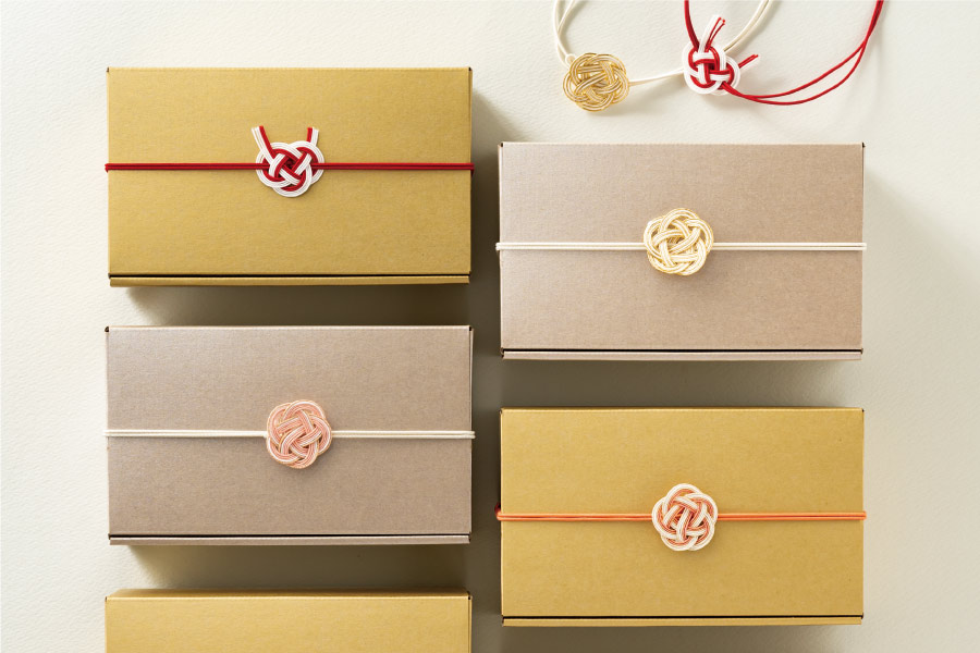 水引ゴムタッグを箱につけたイメージ写真