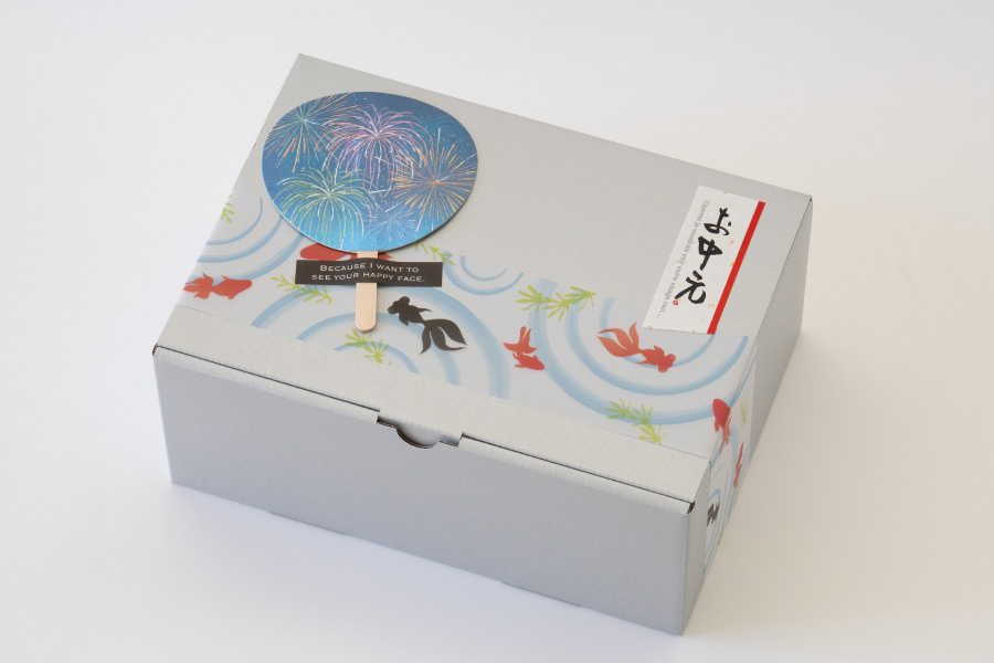 シルバーの箱に金魚の掛け紙とうちわをつけたお中元ラッピング
