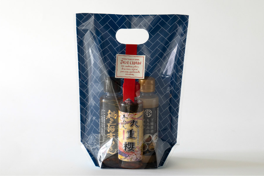 商品が引き立つシックなネイビーのスタンドバッグ