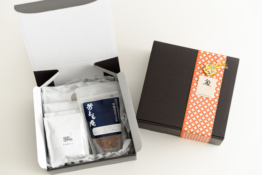 黒いボックスを使ったそば茶とコーヒーのセットラッピング