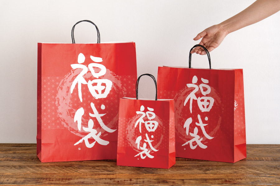 赤色に大きく白文字で福袋とはいった4サイズの福袋