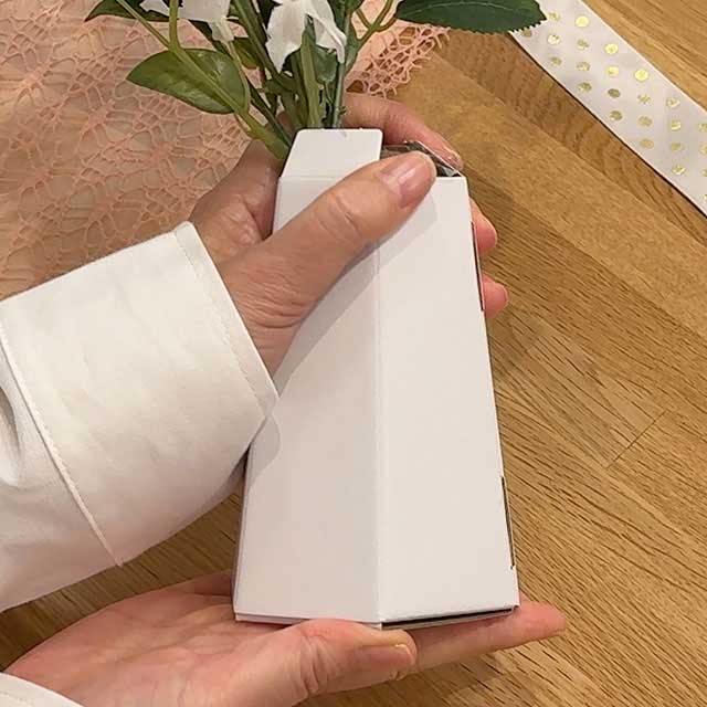 ［1］花束のステムを包むようにして､スタンド(M-ISD1) を組み立てます