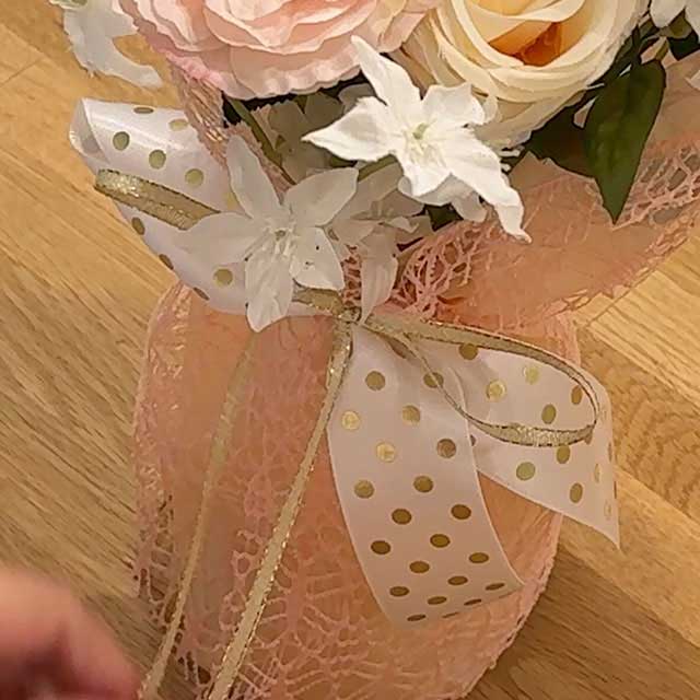 ［4］幅広リボンを写真のようなカタチにし､細いリボンで結びあわせ､最後に細いリボンを蝶結びにします｡
