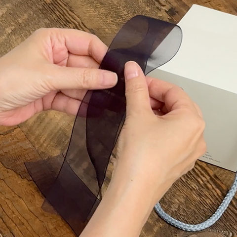 ［1］片側に約15cmのタレを残して､約7cmの輪を1つ作ります｡