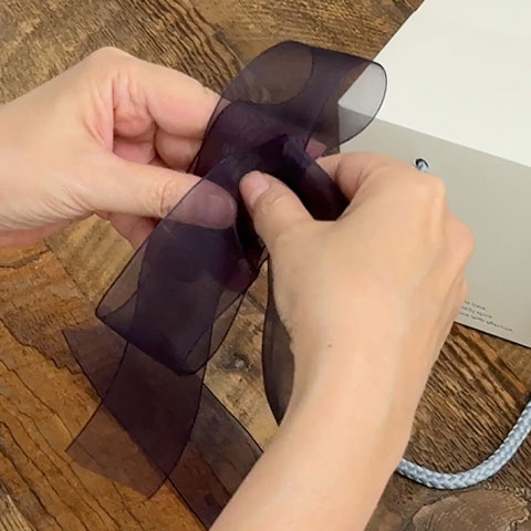 ［2］反対側にも同じ大きさ約7cmの輪を作ります｡