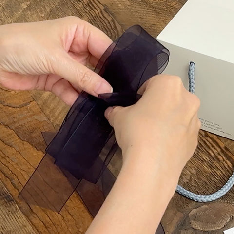 ［4］反対側にも同じ大きさで輪を作ります｡