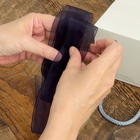 ［5］さらに上にずらし､前の輪より少し小さくした輪を作ります｡