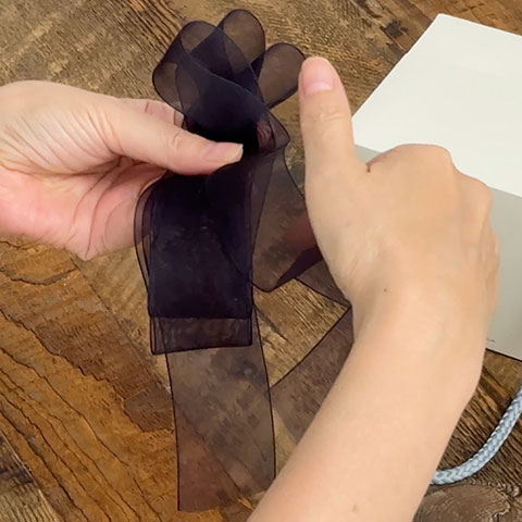 ［6］最後はタレを背面に流すように輪を作ります｡