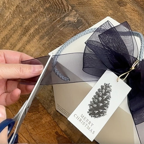 ［9］リボンの端をカットして形を整え､完成です｡