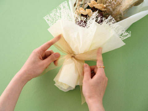 花束ブーケの包み方 ボリューム感のあるラッピング ギフト ラッピング用品 包装資材通販 Heads ヘッズ