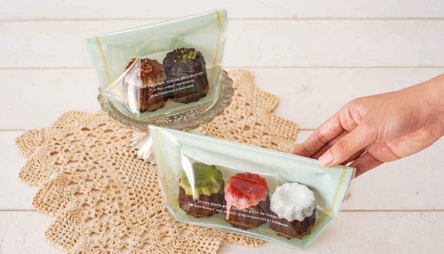 入れるだけでオシャレな仕上がりになる底マチ付きのOPPバッグ。 前面は透明感が高く、背面はミントグリーンで中のカヌレをきれいに見せることができます。