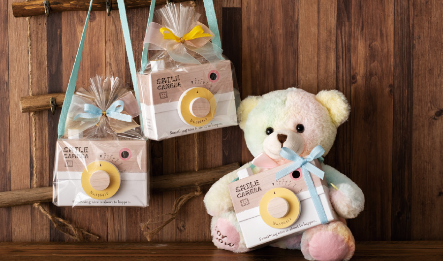 カメラの形をした貼箱は、そのまま陳列しても、壁にかけても、 ぬいぐるみに持たせてもかわいいインパクト抜群のボックスです。