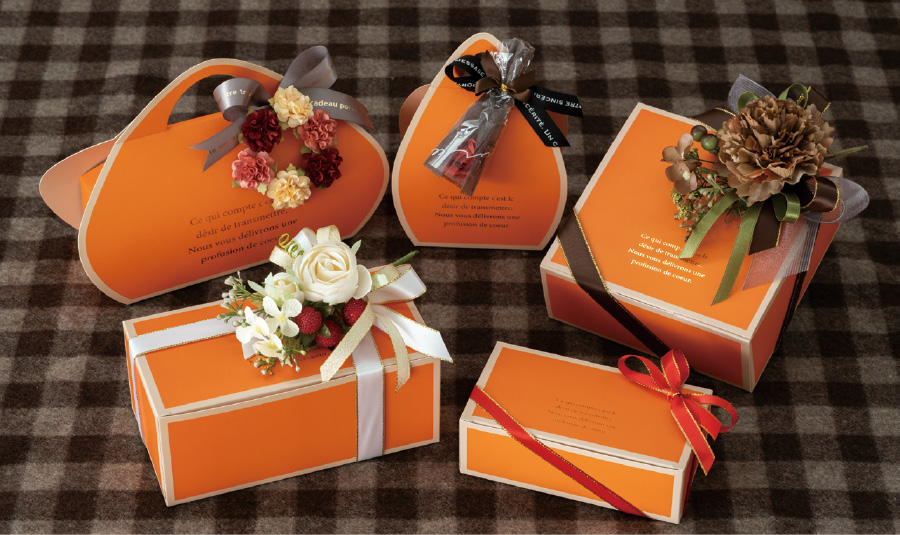 秋冬のラッピングに。シックなカラーの造花やリボンなどの小物を合わせても似合います。