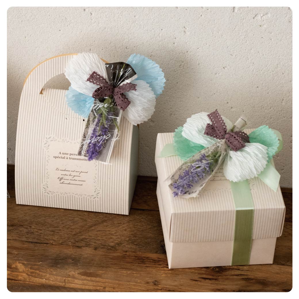 プチブーケとペーパーラフィアで作る爽やかラッピング