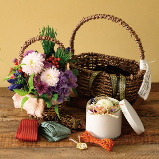 いつもの器にコモノをプラスで、オシャレな迎春アレンジ