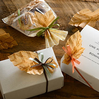 ワックスペーパーを使った秋ラッピング