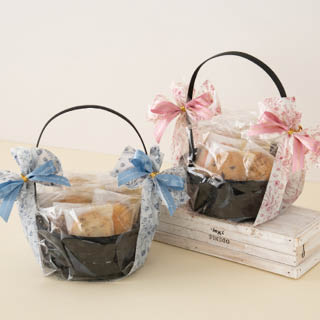 竹カゴを洋風に！デザイン入りOPPで華やかラッピング