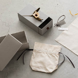 お店の個性が映えるお洒落な無地アイテム