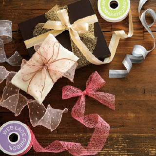 ギフトに表情をつける個性的なデザインリボン