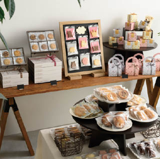 お菓子や食品をおしゃれに見せる！什器・ディスプレイアイテム