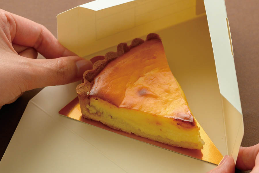 カットケーキを入れる様子