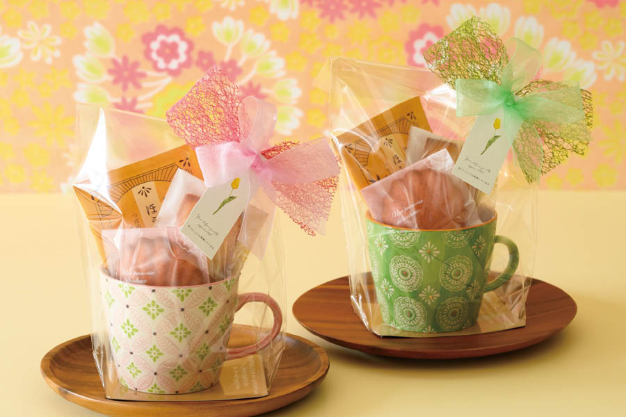 マグカップを使った一包入り棒ほうじ茶のギフトラッピングアイデア