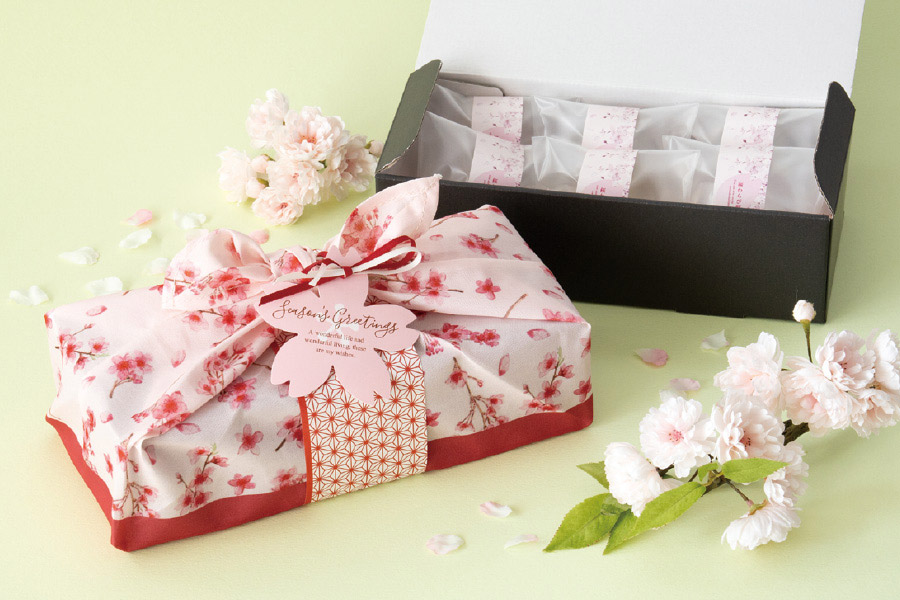桜わらび餅をあづまバッグセットに詰め合わせるラッピングアイデア