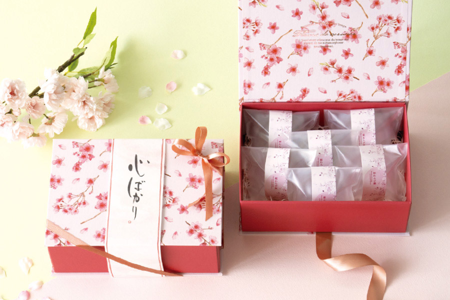 桜わらび餅を貼箱に詰め合わせるラッピングアイデア