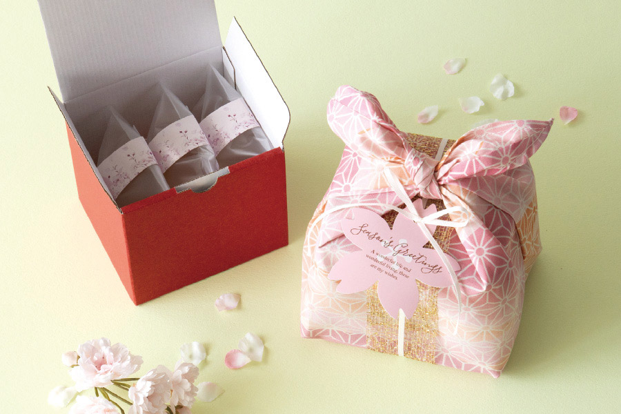 桜わらび餅をあづまバッグセットに詰め合わせるラッピングアイデア