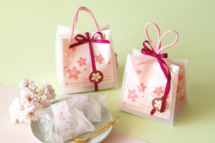 桜わらび餅をキューブバッグに詰め合わせるラッピングアイデア