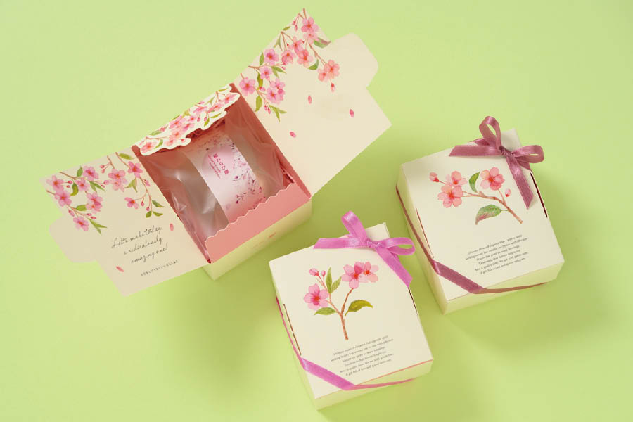 桜わらび餅をギフトボックスに詰め合わせるラッピングアイデア