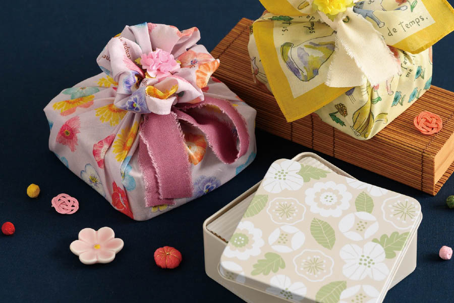 風呂敷とギフト缶を使った花柄ラッピングアイデア