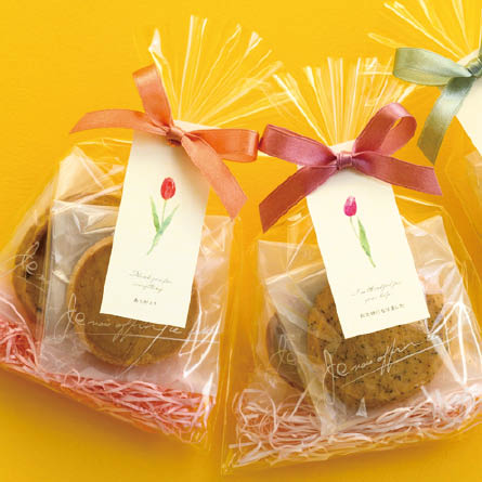 メッセージ入りのタグやシール、パステルカラーの造花など、春ギフトにおすすめの小物