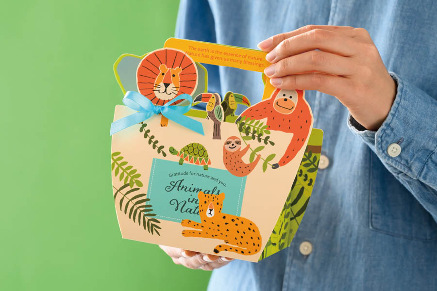 ジャングルに住むたくさんの動物を描いたアニマルデザインのバッグ型ギフトボックス