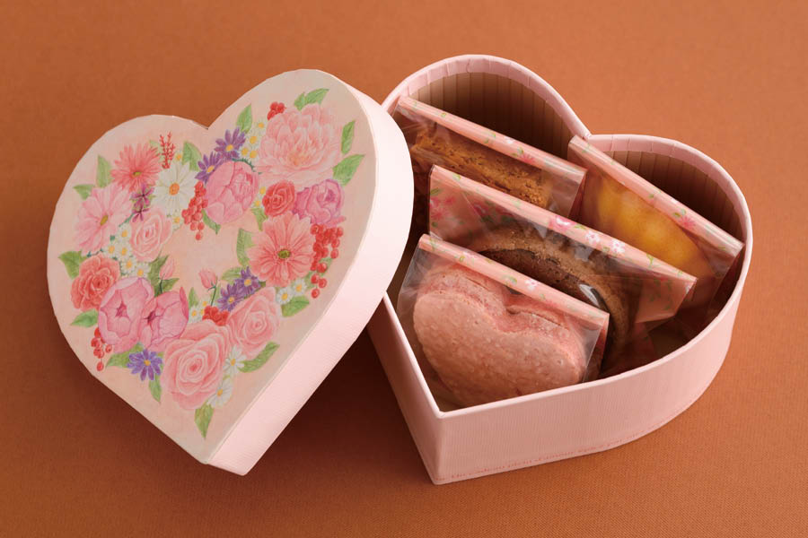 お花を描いたハート型の美しい貼箱に焼菓子4個を入れたところ
