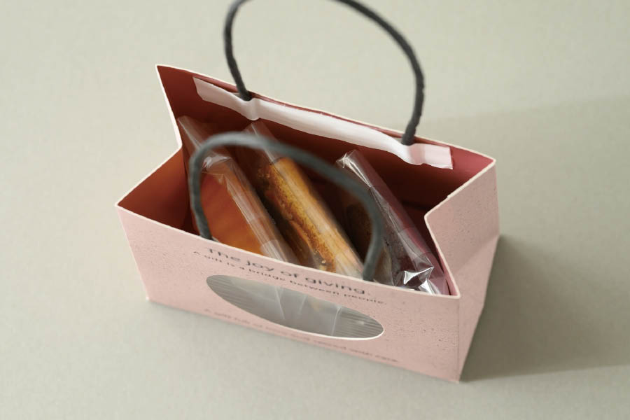 ピンクのミスティデザインのペーパーバッグにお菓子を3個入れたところ