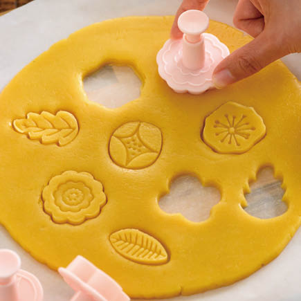 クッキー型で生地を抜いているところのスタンプクッキー