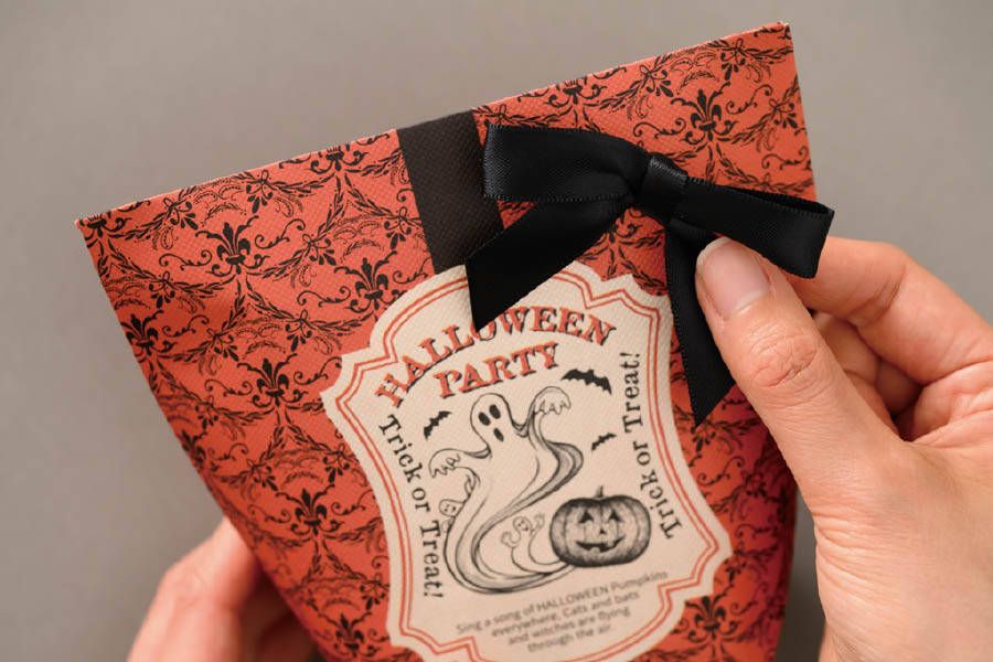 ハロウィンのギフトアイテム_スタンドギフトボックスにリボンをつけるところ