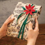シュトーレンラッピングペーパーバッグ赤い造花と緑のリボン