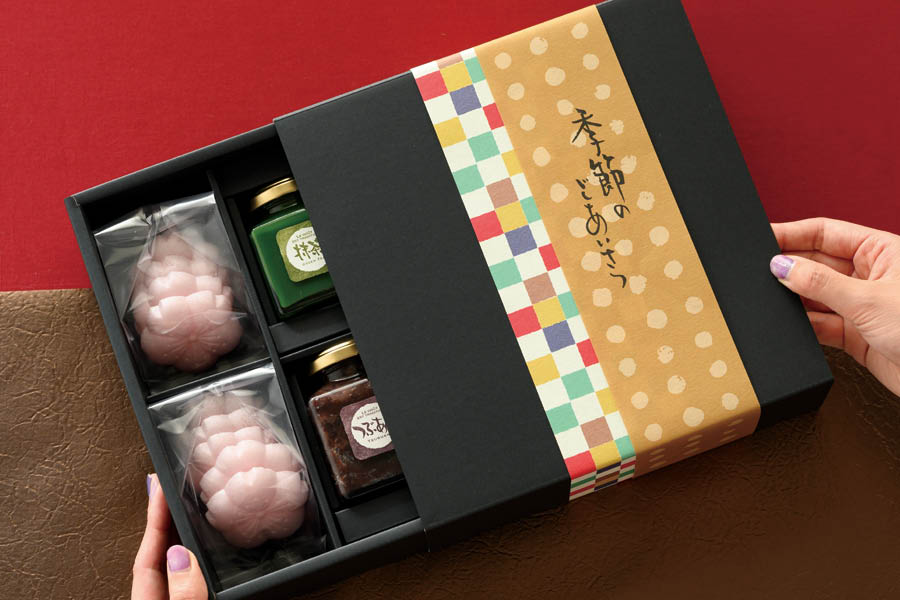 和菓子のラッピングアイデア_仕切り付きギフトボックス