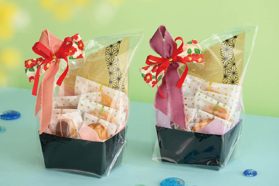 和菓子のラッピングアイデア_黒金のペーパートレイ
